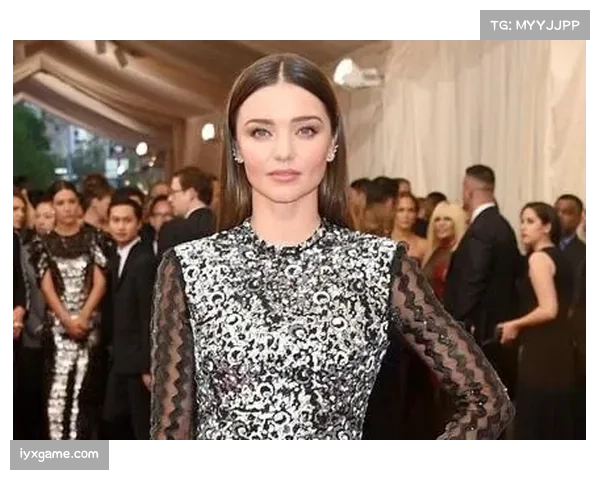 里斯登上维密时装秀T台惊艳全场 热烈欢呼声中展现非凡魅力